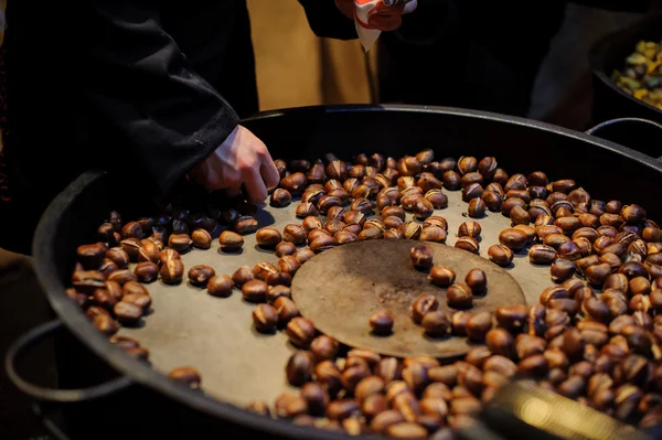 Geroosterde kastanjes klaar om te eten — Stockfoto