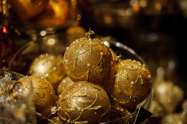 Золотой рождественский бал в корзине — стоковое фото
