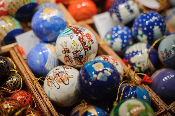 Kerstballen op de markt in Wenen — Stockfoto