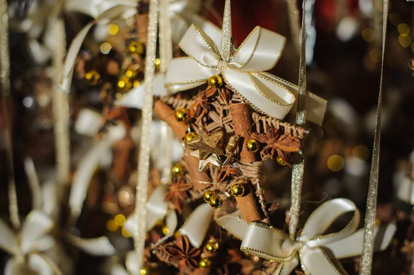 Kerstboom decor gemaakt van rieten, specerijen en decoratie — Stockfoto