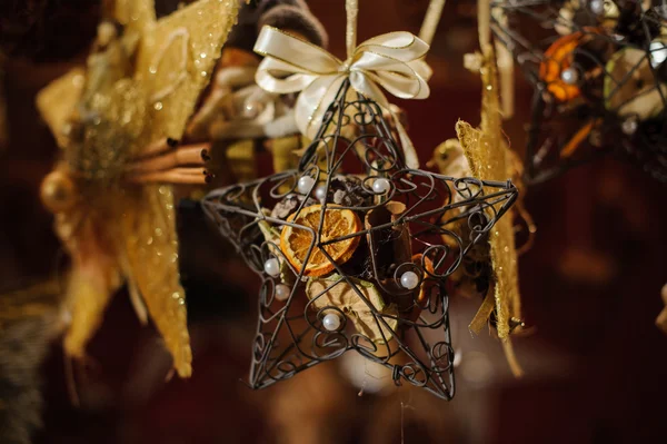 Decoración del árbol de Navidad hecha de mimbre, especias y decoraciones — Foto de Stock