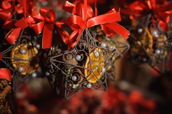 Decoración del árbol de Navidad hecha de mimbre, especias y decoraciones — Foto de Stock