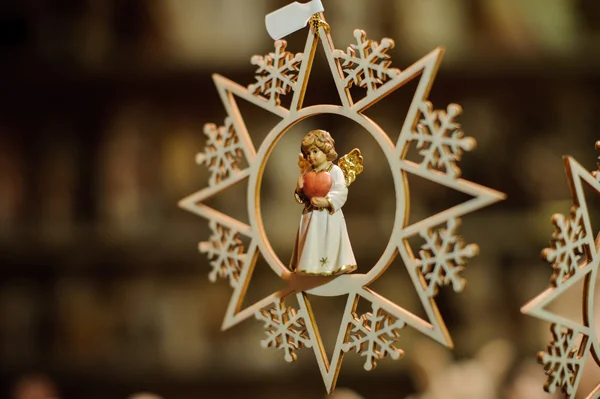 星のぶら下げで美しいクリスマスの天使 — ストック写真
