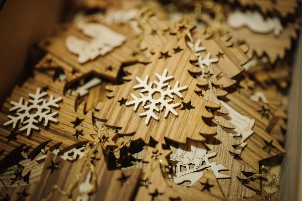 雪の結晶を木製のクリスマス ツリー — ストック写真