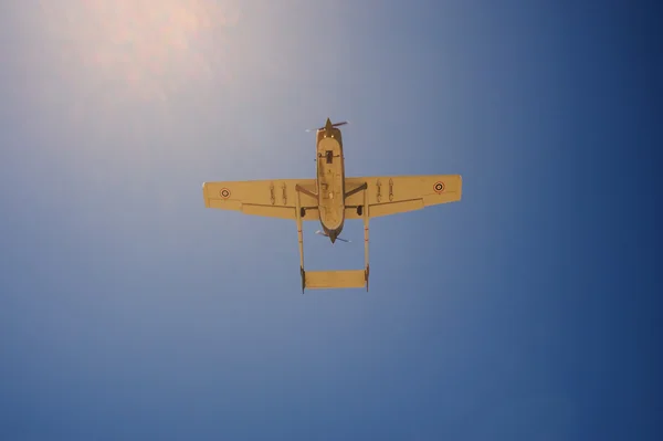 A500 avião no céu a partir de baixo — Fotografia de Stock