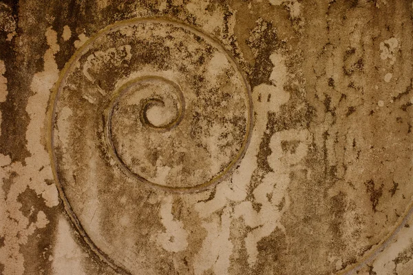 Espiral na parede de gesso bege velho — Fotografia de Stock