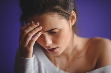 Portre portre genç üzgün üzgün kadın hakkında derin bir şey ellerini tutarak baş ağrısı ile düşünüyorum 