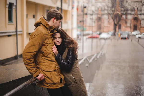 Jovem casal apaixonado ao ar livre — Fotografia de Stock