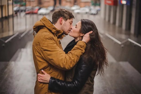 Junges verliebtes Paar küsst sich im Freien — Stockfoto