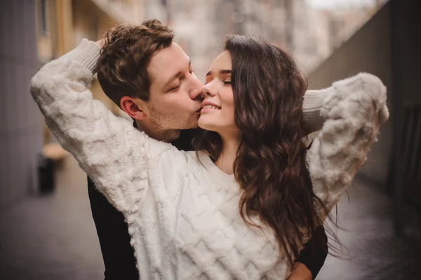 Jovem casal feliz de amantes — Fotografia de Stock