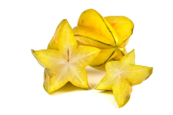 Δύο averrhoa carambola starfruits σύνθεση απομονωθεί σε λευκό φόντο — Φωτογραφία Αρχείου