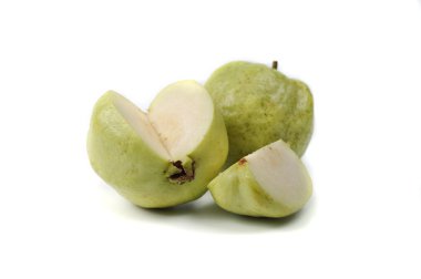 Guava meyve ve beyaz arka plan üzerinde izole dilimleri