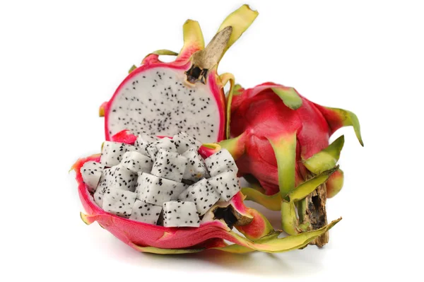 Close-up van blokjes dragon fruit stukken in de shell naast een geheel — Stockfoto