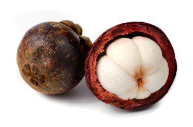 Mangosten meyve üzerinde beyaz izole kesim ile 