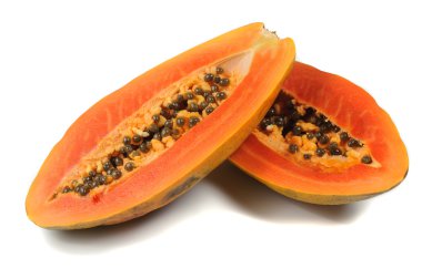 Beyaz arka plan üzerinde papaya meyve ikiye ayırmak