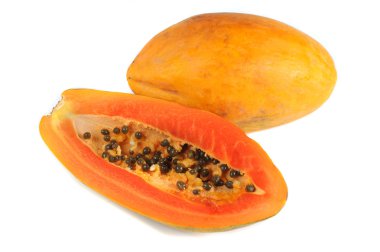 beyaz zemin üzerine yarım kesilmiş ve bütün papaya meyve