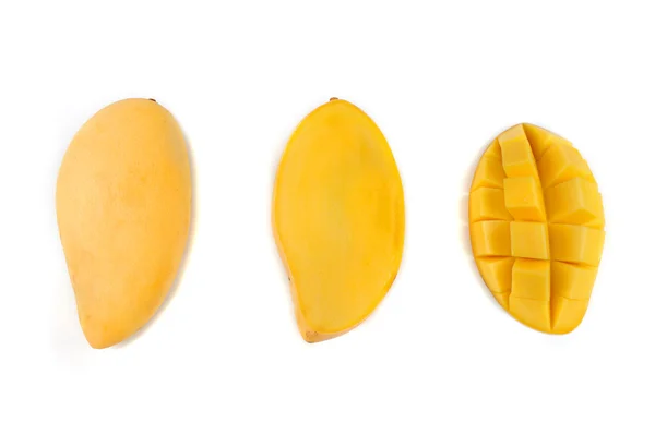 Sárga mangó szeletekkel elszigetelt fehér background — Stock Fotó