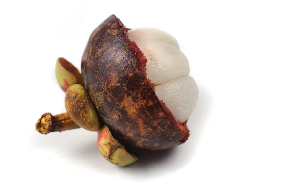 Mangosztán gyümölcs vágott elszigetelt fehér — Stock Fotó