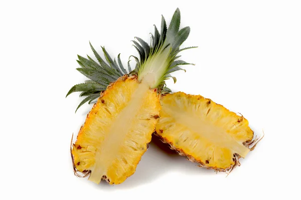 Zwei Hälften Ananas. isoliert auf weiß — Stockfoto