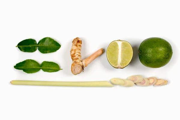 Ingrédients alimentaires thaïlandais épicés citron vert, gingembre, kaffir, citronnelle isolé sur blanc — Photo