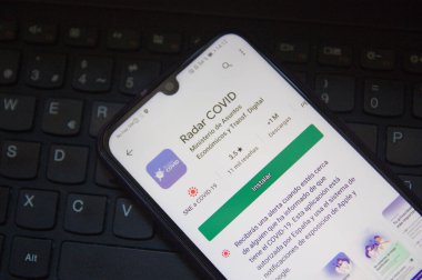 Kasım 2020. İspanya. Google uygulama mağazasında Radar COVID uygulamasının ekranına sahip bir cep telefonunun yakın plan görüntüsü