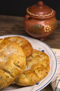 Valencia 'daki San Antonio festivalinin (İspanya) tipik tatlı kokuyla yakın plan bir tabakta.)