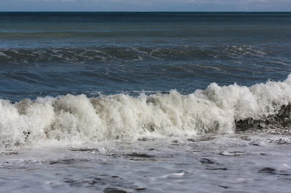 Viento Empuja Las Olas Del Mar Playa Haciendo Que Rompan — Foto de Stock