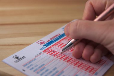 2020 yılı. İspanya. Birisi, İspanya Eyaleti 'nin loto ve bahislerinin Quiniela' sı olarak bilinen futbol bahislerine katılmak için bilet dolduruyor.