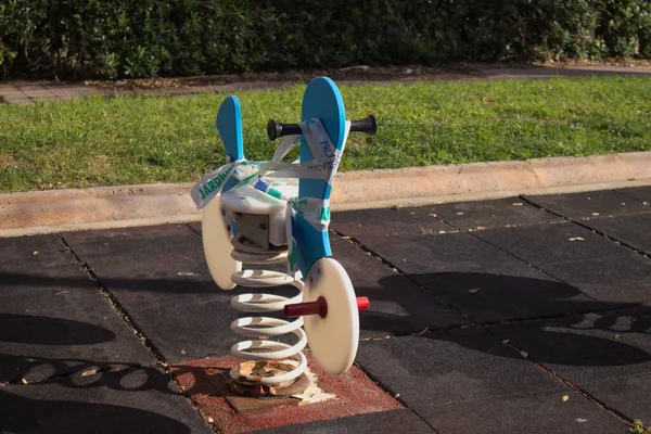 Covid19 salgınında kullanılmaması için kapatılmış bir oyun parkında tahterevalli.