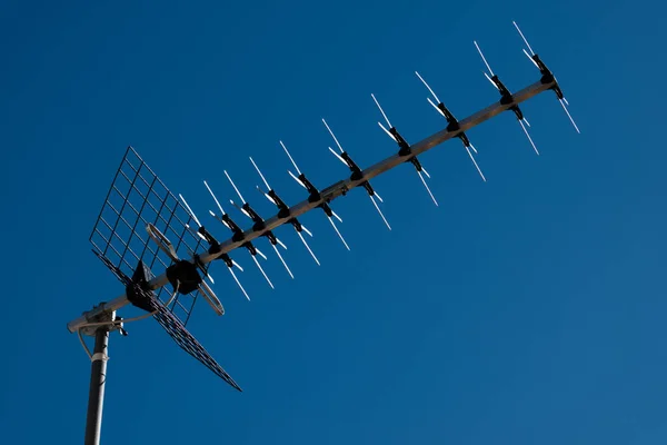Arkaplanı Mavi Gökyüzü Olan Dijital Bir Karasal Televizyon Anteni — Stok fotoğraf