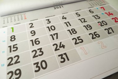2021 Mart ayı için İspanyolca bir duvar takviminin yan görünümü