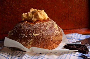 Paskalyayı kutlamak için bir çikolatanın yanında Valencia 'dan (İspanya) gelen tipik bir Paskalya maymunu hayatı