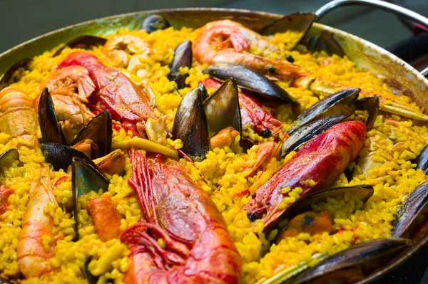 Primo Piano Una Paella Frutti Mare Con Cozze Gamberetti Seppie — Foto Stock