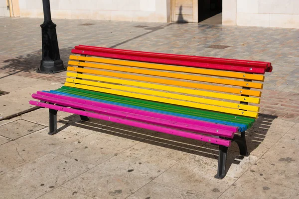 用彩虹彩绘的公共长椅的特写 象征着要求Lgtbi人民的权利 — 图库照片