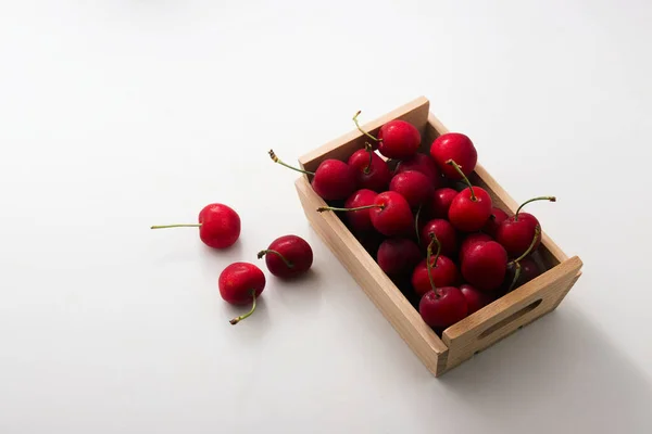 Primer Plano Una Mesa Con Algunas Cerezas Esparcidas Cerca Una — Foto de Stock