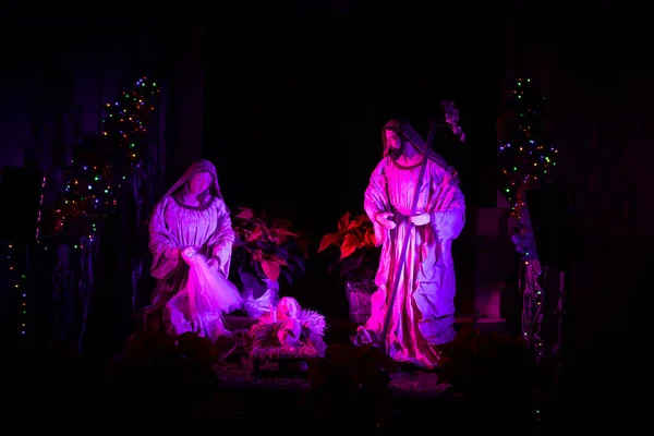 Scene that recreates the birth of Jesus in Bethlehem with figures and artificial lights that evoke Christmas