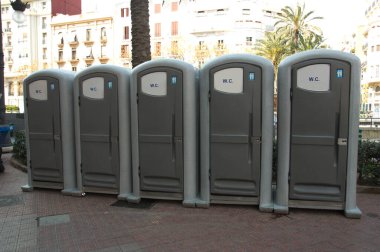 Sokaklarda kalabalık olduğu zamanlarda kamu hizmetini sağlamak için kaldırımlara yerleştirilmiş tuvaletler.