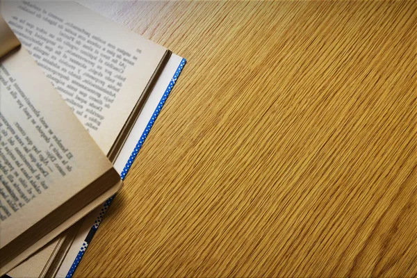 Uma Mesa Madeira Com Alguns Livros Abertos Para Lado Deixando — Fotografia de Stock