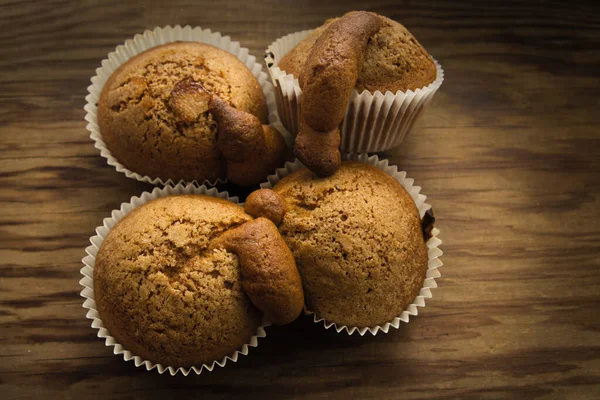 Platt Läggning Fyra Muffins Som Har Beretts Överhettad Ugn Exempel — Stockfoto