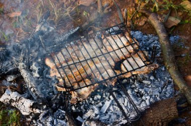 Izgaranın yanında domuz eti ve şöminenin közlerinde yapılan barbekü var.