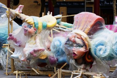 Fallas Anıtı 'nın Ninotları, İspanya' nın Valencia kentindeki San Jose festivalinin Fallas anıtlarının bitkisinden birkaç gün önce plastiklerle korunuyor.