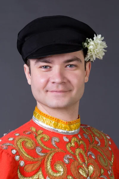 Portret van een jonge man draagt een folk Russische kostuum — Stockfoto