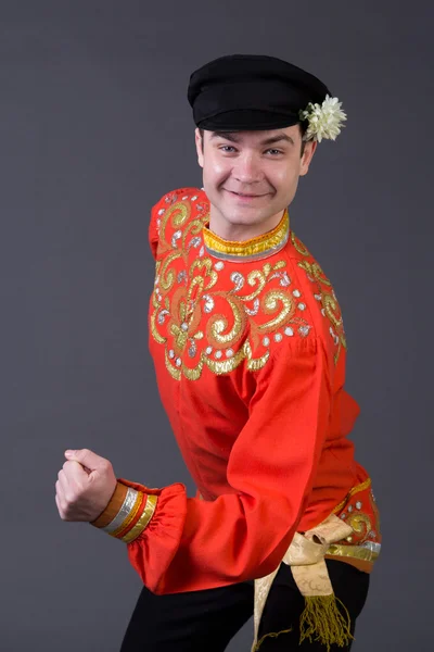 Attraktiver russischer Typ tanzt in Tracht — Stockfoto