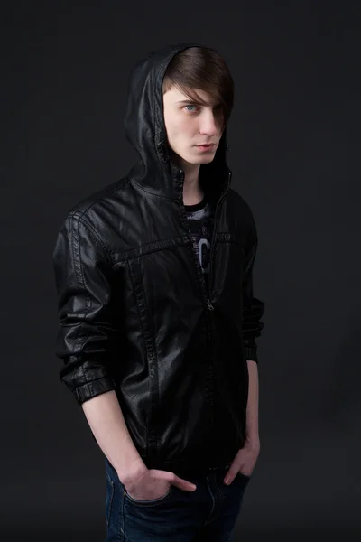 Attraente ragazzo caucasico indossa una giacca di pelle — Foto Stock