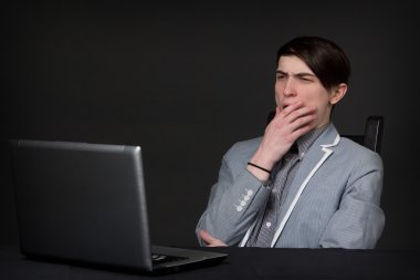 Beyaz genç adam esniyor