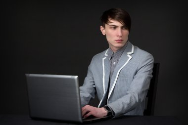  bir bilgisayarda çalışan genç işadamı
