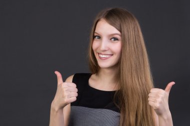 başparmak gidiyor güzel gülümseyen kız