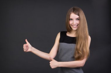 başparmak gidiyor güzel gülümseyen kız