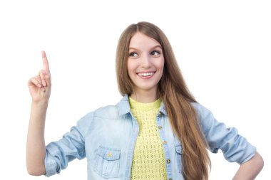 işaret parmağı gidiyor güzel gülümseyen kız