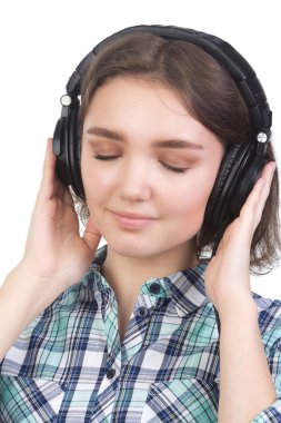 genç kız üzerinde beyaz izole kulaklık ile müzik dinliyor